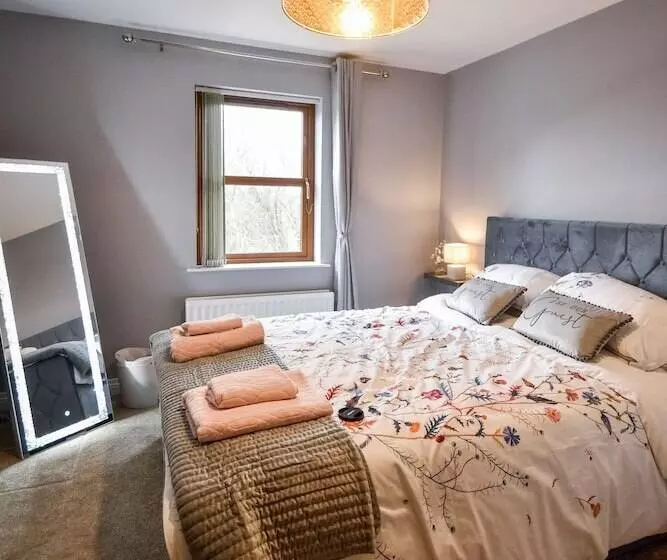 Residenssi Immaculate 3 Bed House In Newcastle