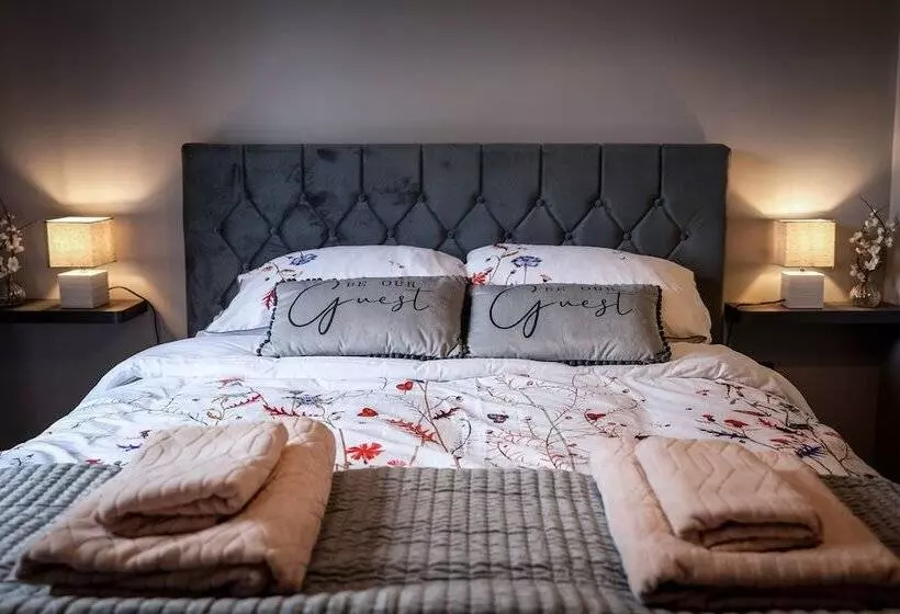 Residenssi Immaculate 3 Bed House In Newcastle