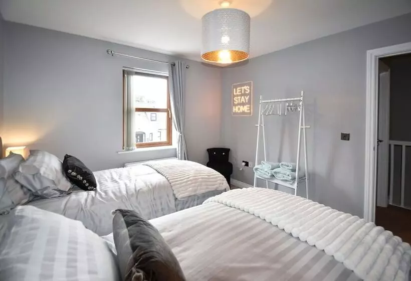 Residenssi Immaculate 3 Bed House In Newcastle