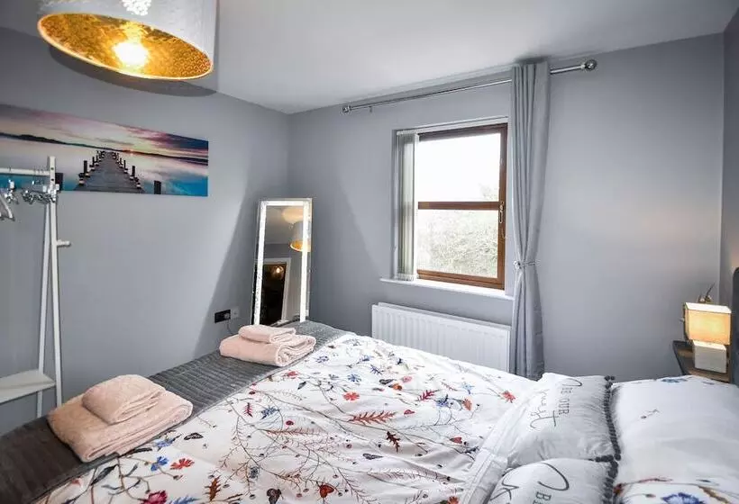 Residenssi Immaculate 3 Bed House In Newcastle