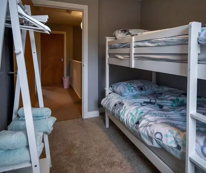 Residenssi Immaculate 3 Bed House In Newcastle