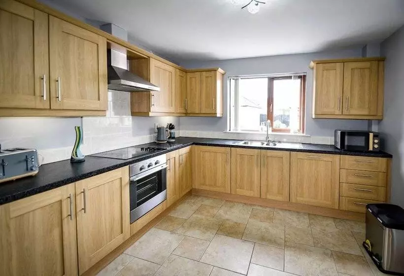 Residenssi Immaculate 3 Bed House In Newcastle