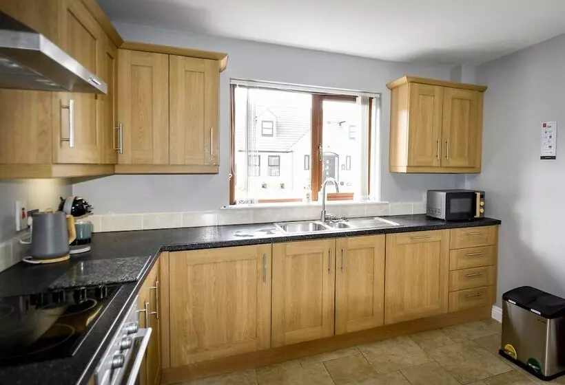 Residenssi Immaculate 3 Bed House In Newcastle