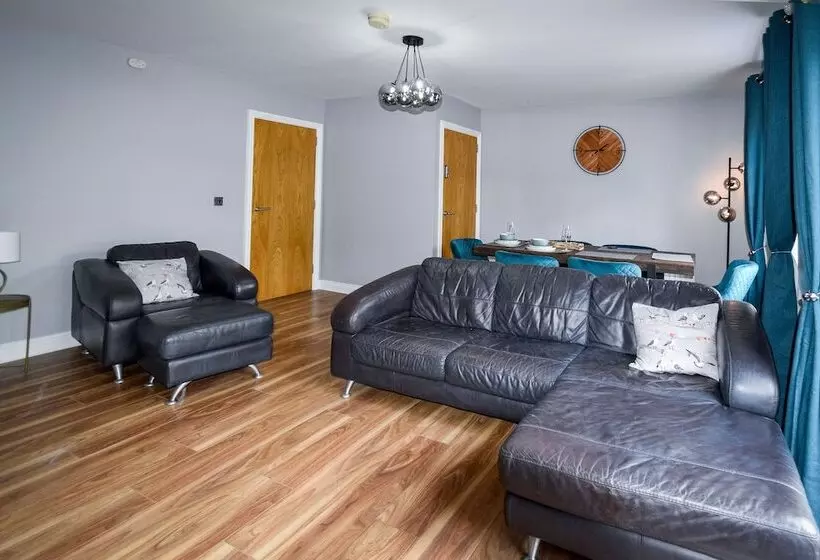 Residenssi Immaculate 3 Bed House In Newcastle