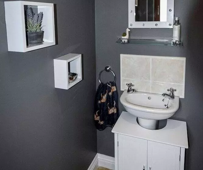 Residenssi Immaculate 3 Bed House In Newcastle