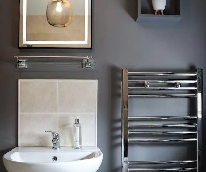 Residenssi Immaculate 3 Bed House In Newcastle