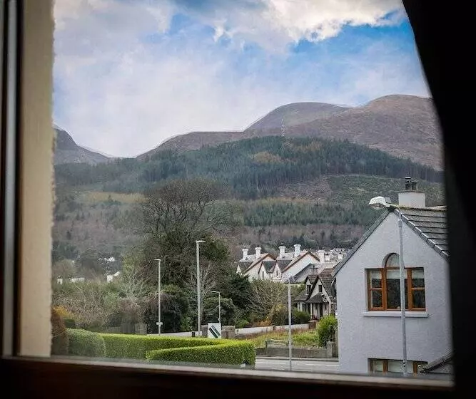 Residenssi Immaculate 3 Bed House In Newcastle