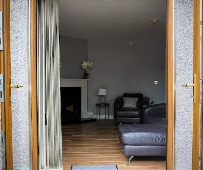 Residenssi Immaculate 3 Bed House In Newcastle