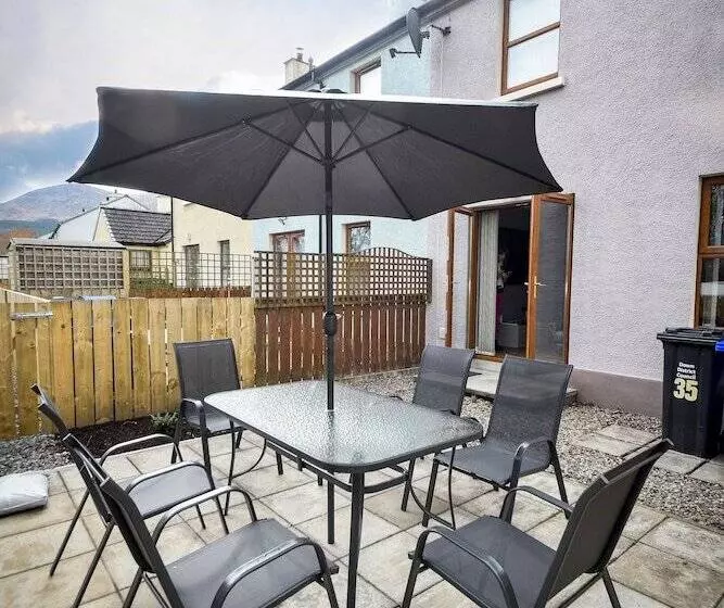 Residenssi Immaculate 3 Bed House In Newcastle