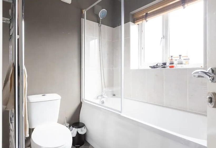 레지던스 Large 5 Bed House In Leeds/ Fits 10/free Parking/