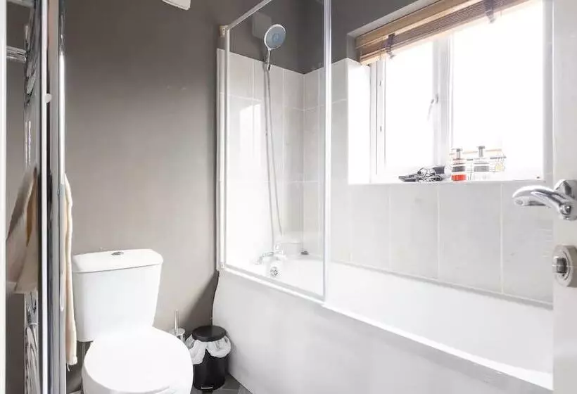 Residenssi Large 5 Bed House In Leeds/ Fits 10/free Parking/