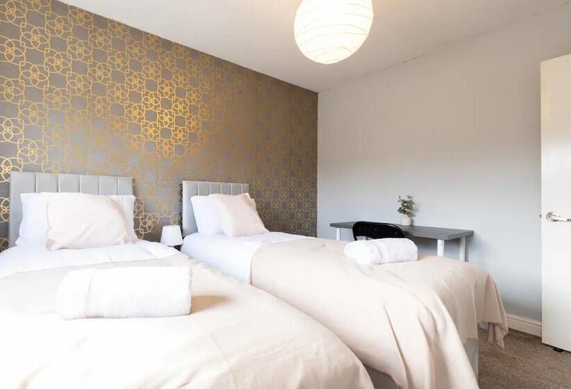 레지던스 Large 5 Bed House In Leeds/ Fits 10/free Parking/