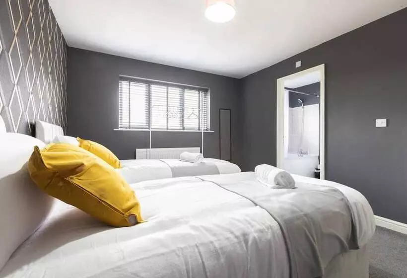 Residenssi Large 5 Bed House In Leeds/ Fits 10/free Parking/