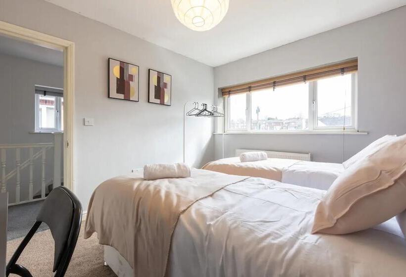 레지던스 Large 5 Bed House In Leeds/ Fits 10/free Parking/