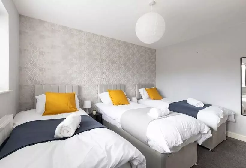 Residenssi Large 5 Bed House In Leeds/ Fits 10/free Parking/