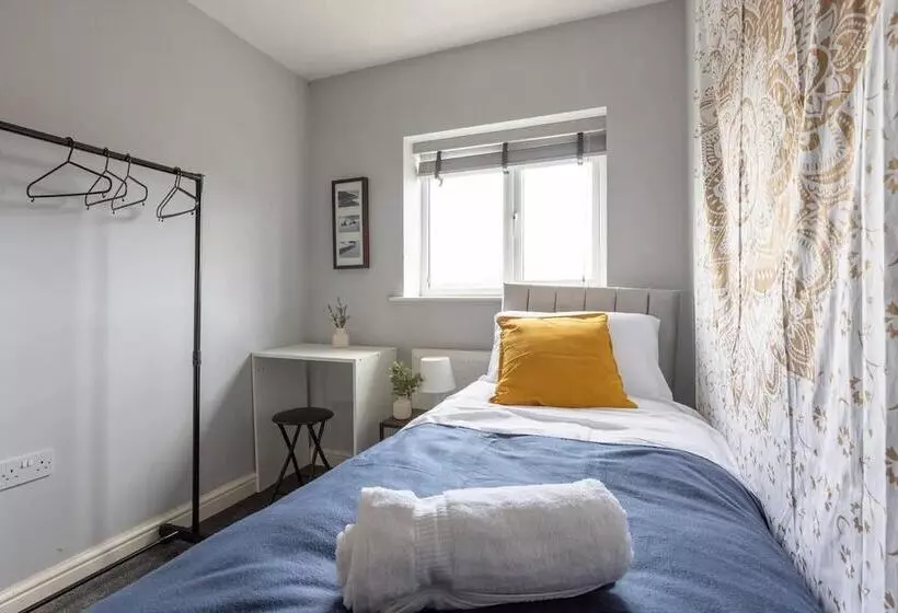 Residenssi Large 5 Bed House In Leeds/ Fits 10/free Parking/