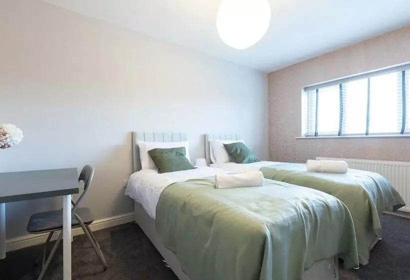 Residenssi Large 5 Bed House In Leeds/ Fits 10/free Parking/