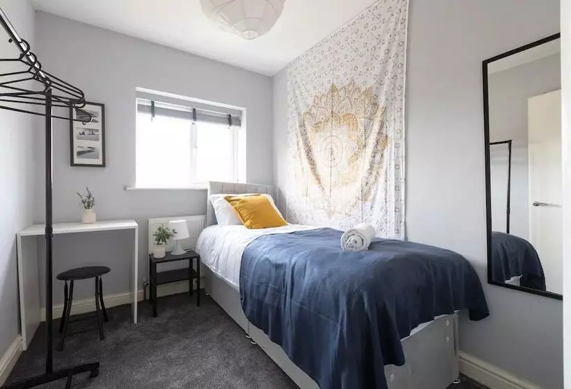 Residenssi Large 5 Bed House In Leeds/ Fits 10/free Parking/