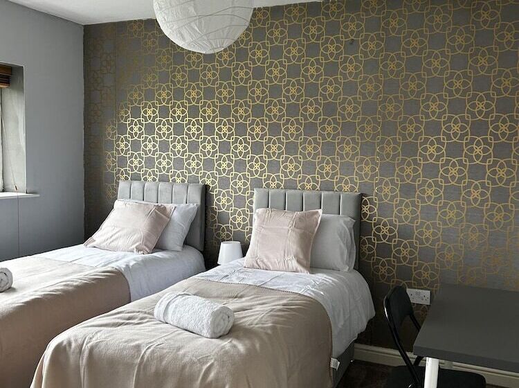 레지던스 Large 5 Bed House In Leeds/ Fits 10/free Parking/