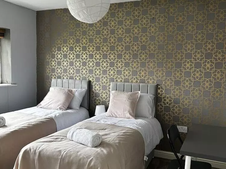 Residenssi Large 5 Bed House In Leeds/ Fits 10/free Parking/