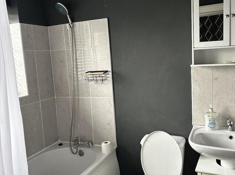 레지던스 Large 5 Bed House In Leeds/ Fits 10/free Parking/