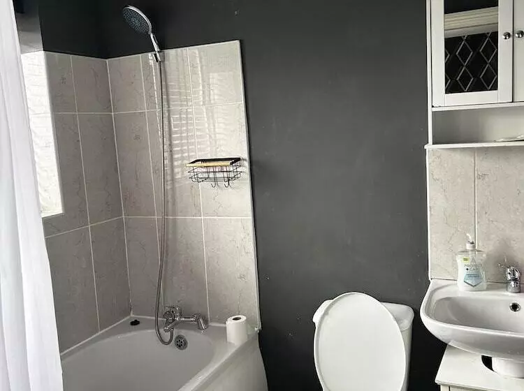 Residenssi Large 5 Bed House In Leeds/ Fits 10/free Parking/