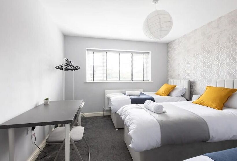 레지던스 Large 5 Bed House In Leeds/ Fits 10/free Parking/