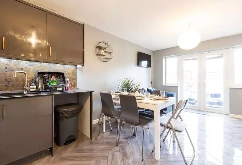 Residenssi Large 5 Bed House In Leeds/ Fits 10/free Parking/