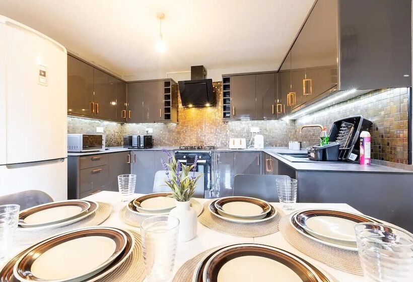 레지던스 Large 5 Bed House In Leeds/ Fits 10/free Parking/