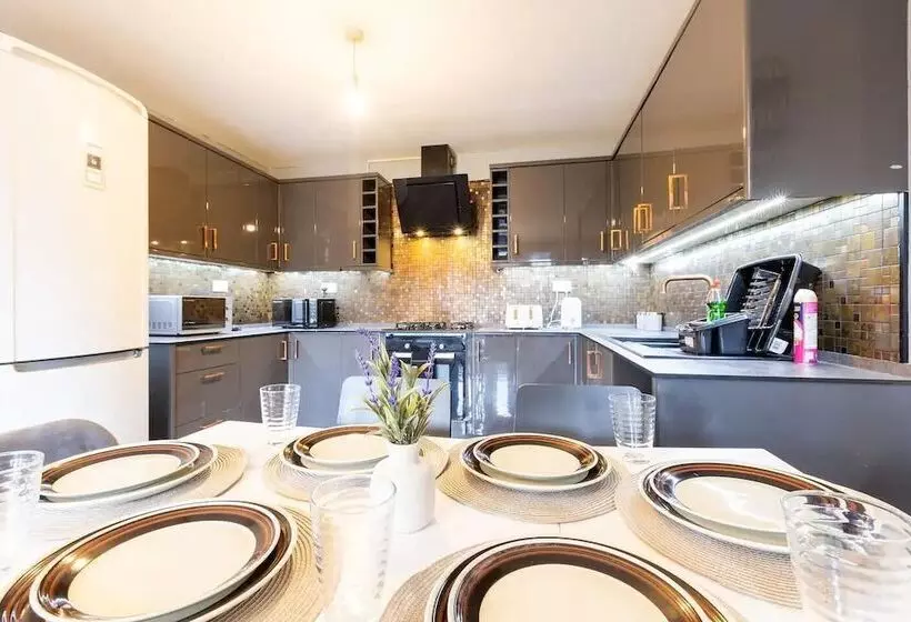 Residenssi Large 5 Bed House In Leeds/ Fits 10/free Parking/