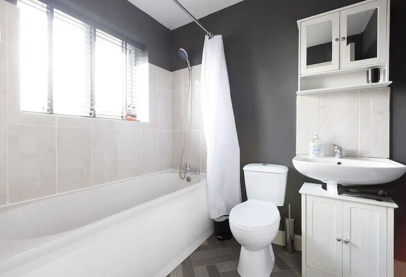 레지던스 Large 5 Bed House In Leeds/ Fits 10/free Parking/