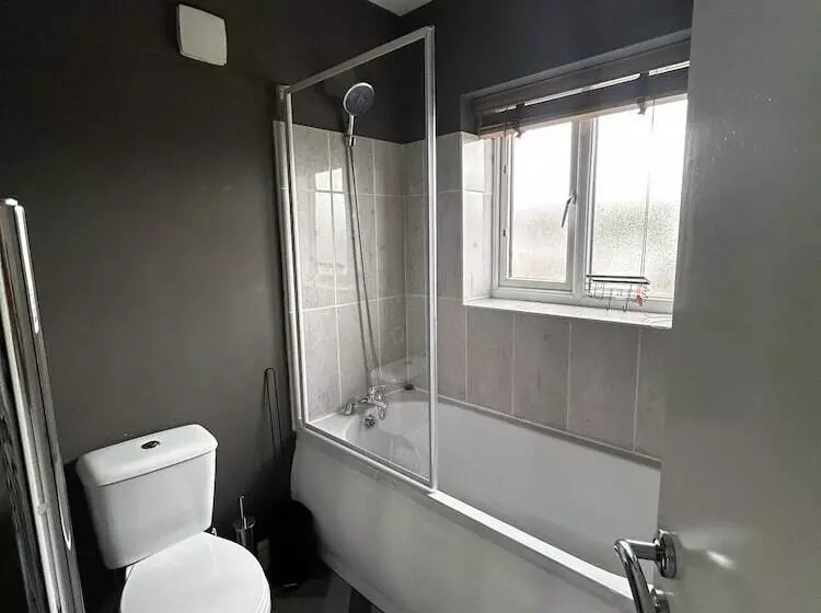 Residenssi Large 5 Bed House In Leeds/ Fits 10/free Parking/