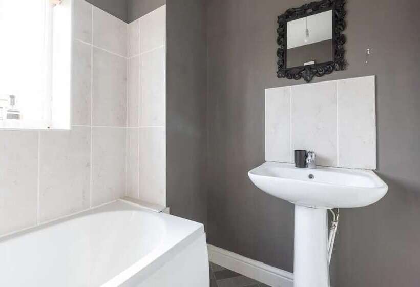 레지던스 Large 5 Bed House In Leeds/ Fits 10/free Parking/