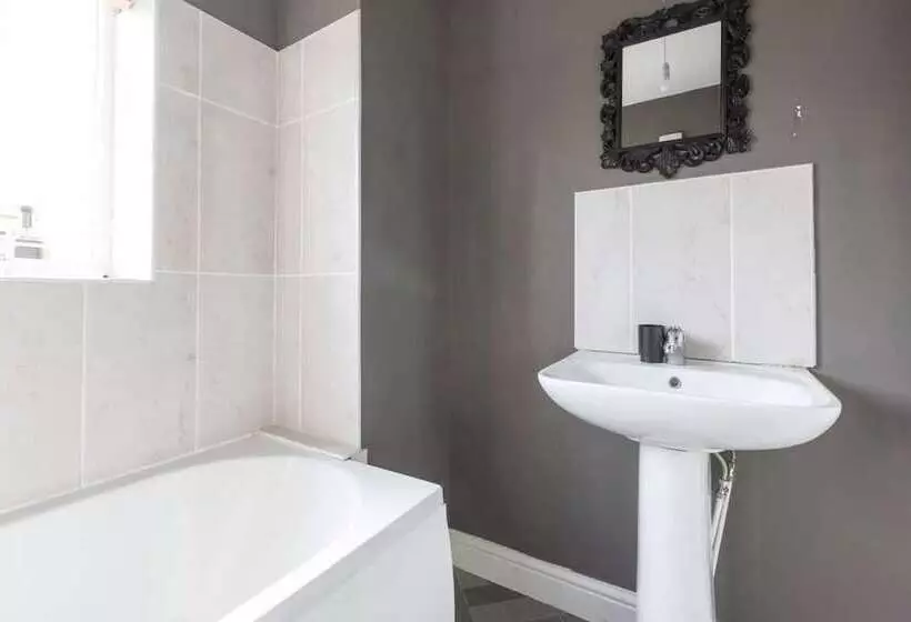 Residenssi Large 5 Bed House In Leeds/ Fits 10/free Parking/