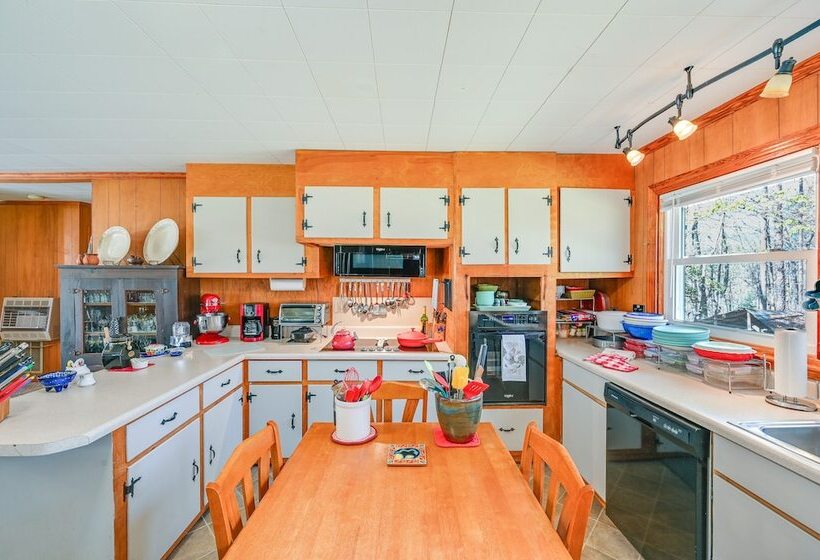 Serene Home Between Lake Jocassee & Lake Keowee!