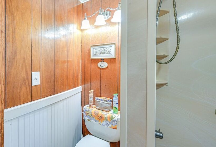 Serene Home Between Lake Jocassee & Lake Keowee!