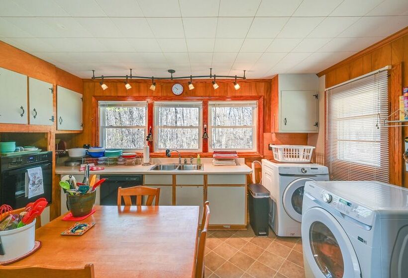 Serene Home Between Lake Jocassee & Lake Keowee!