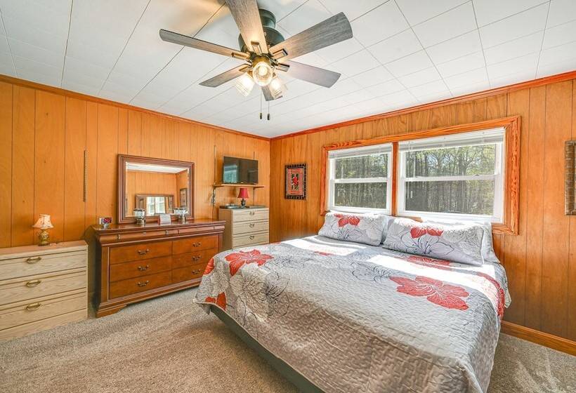 Serene Home Between Lake Jocassee & Lake Keowee!