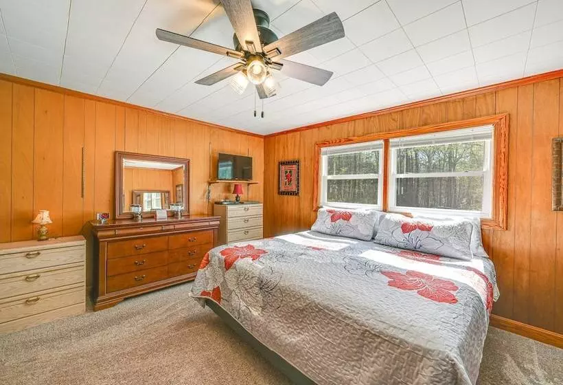 Serene Home Between Lake Jocassee & Lake Keowee!