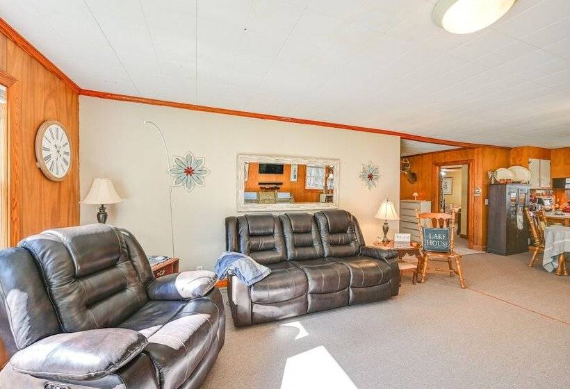 Serene Home Between Lake Jocassee & Lake Keowee!