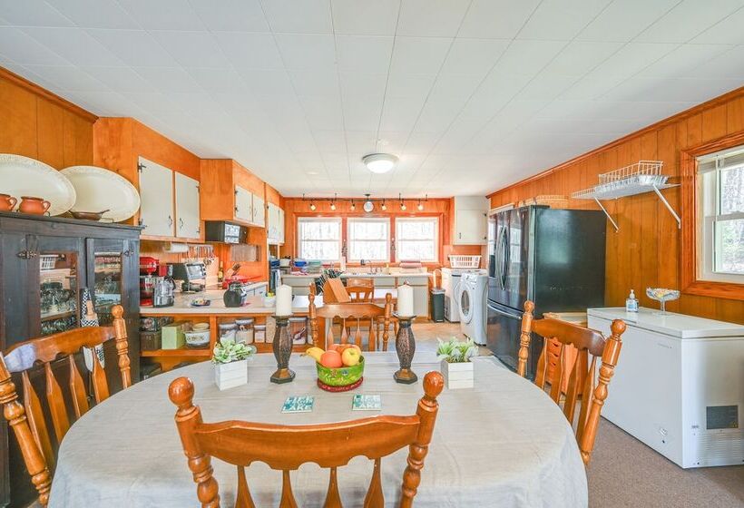 Serene Home Between Lake Jocassee & Lake Keowee!