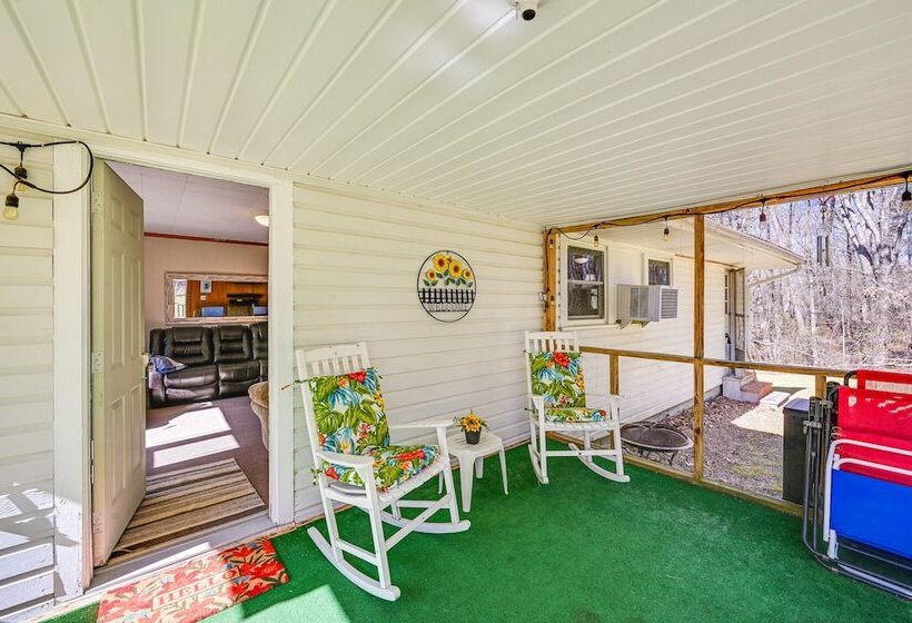 Serene Home Between Lake Jocassee & Lake Keowee!