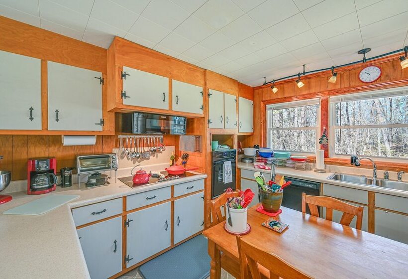 Serene Home Between Lake Jocassee & Lake Keowee!