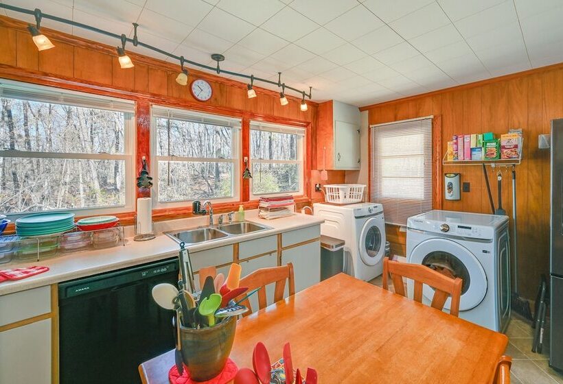 Serene Home Between Lake Jocassee & Lake Keowee!