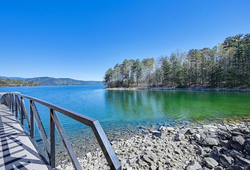 Serene Home Between Lake Jocassee & Lake Keowee!