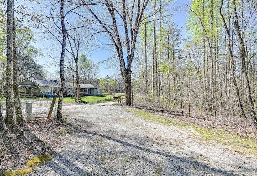 Serene Home Between Lake Jocassee & Lake Keowee!