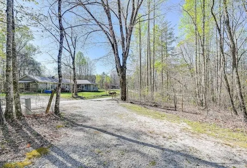 Serene Home Between Lake Jocassee & Lake Keowee!