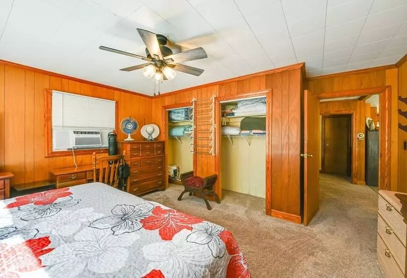 Serene Home Between Lake Jocassee & Lake Keowee!
