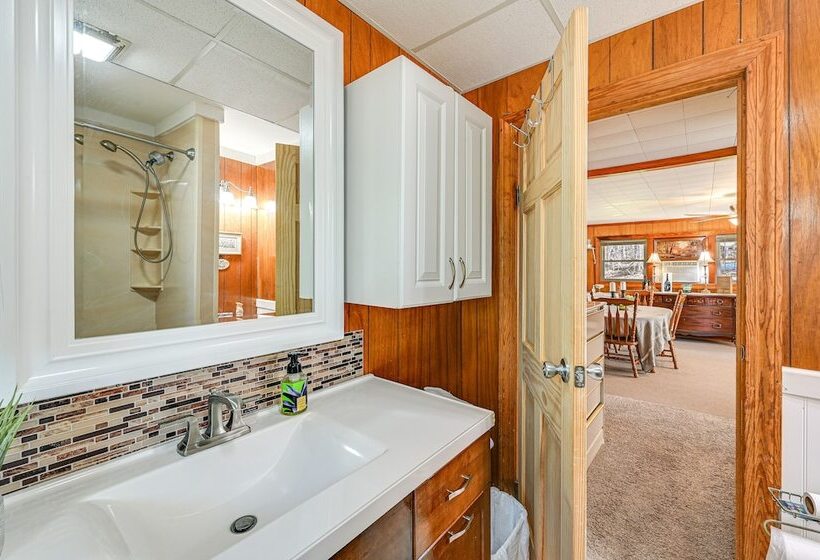 Serene Home Between Lake Jocassee & Lake Keowee!