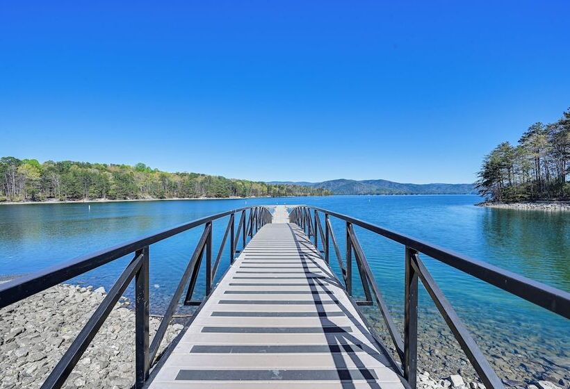 Serene Home Between Lake Jocassee & Lake Keowee!